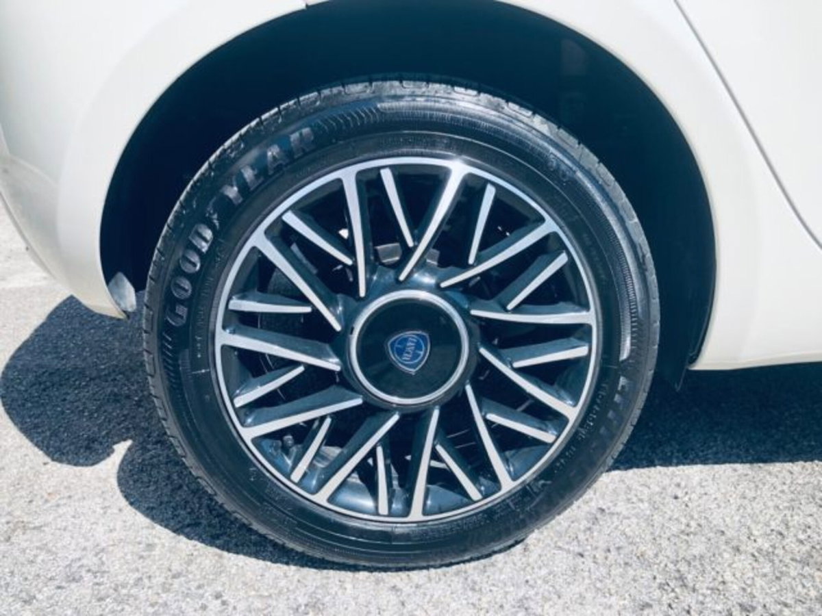 Lancia Ypsilon 1.0 FireFly 5 porte S&S Hybrid Ecochic Gold (18)