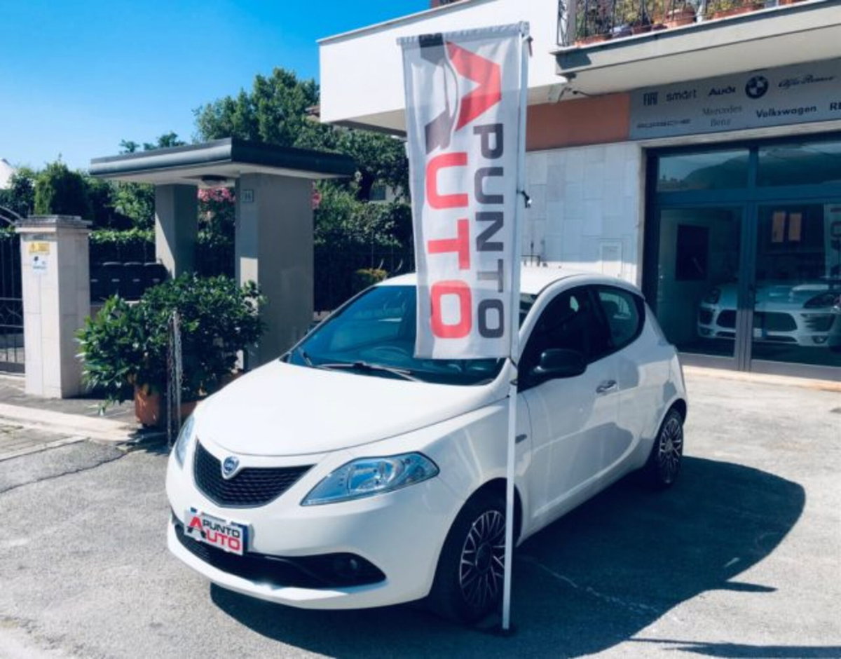 Lancia Ypsilon 1.0 FireFly 5 porte S&S Hybrid Ecochic Gold (2)