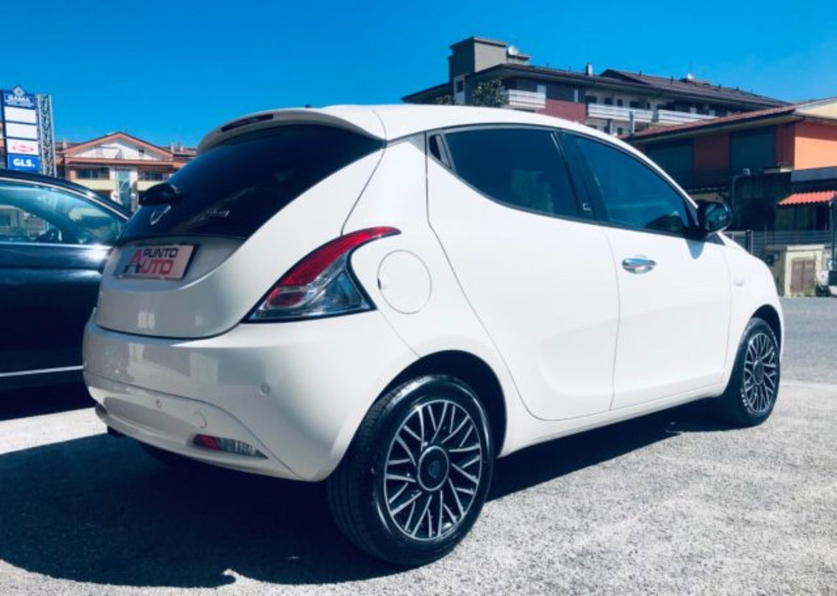 Lancia Ypsilon 1.0 FireFly 5 porte S&S Hybrid Ecochic Gold (5)