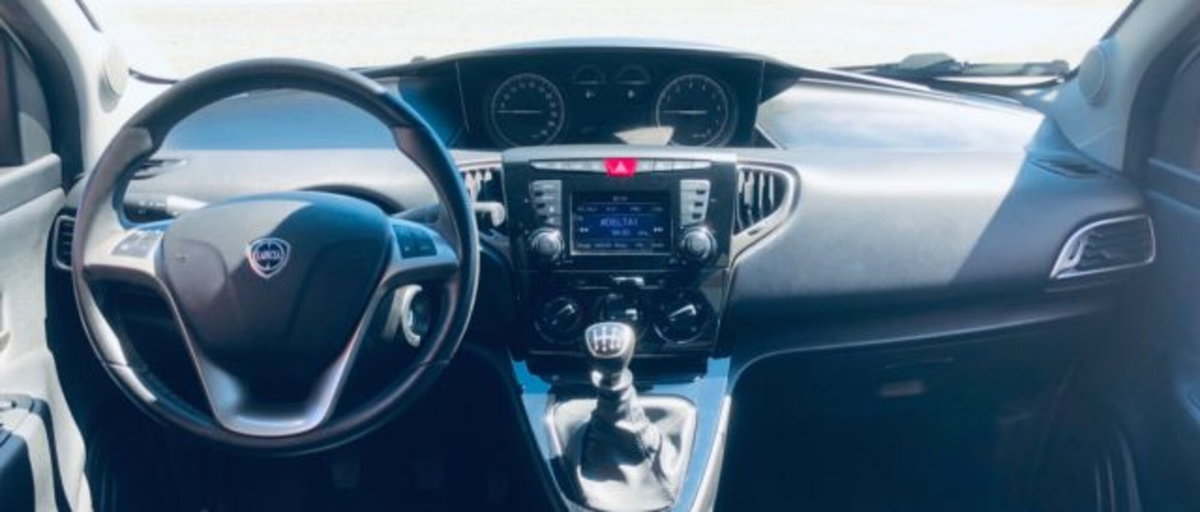 Lancia Ypsilon 1.0 FireFly 5 porte S&S Hybrid Ecochic Gold (8)