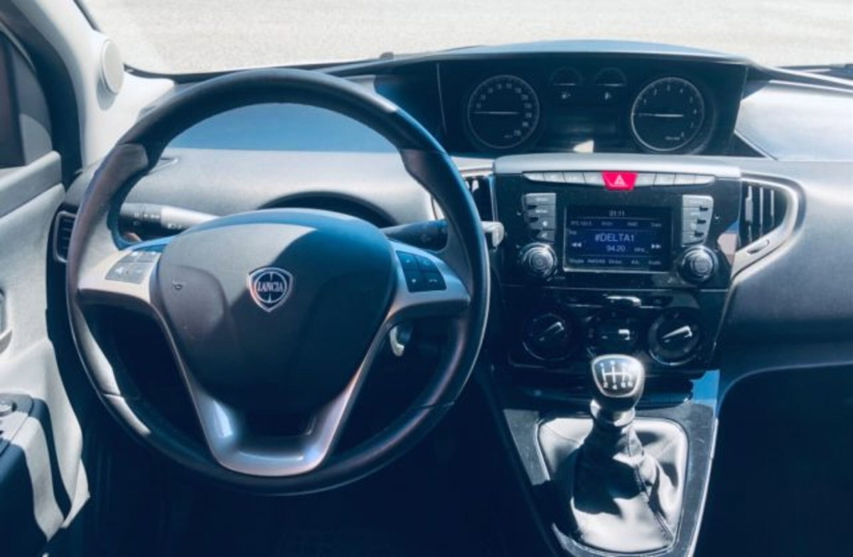 Lancia Ypsilon 1.0 FireFly 5 porte S&S Hybrid Ecochic Gold (9)