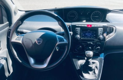 Lancia Ypsilon 1.0 FireFly 5 porte S&S Hybrid Ecochic Gold (9)
