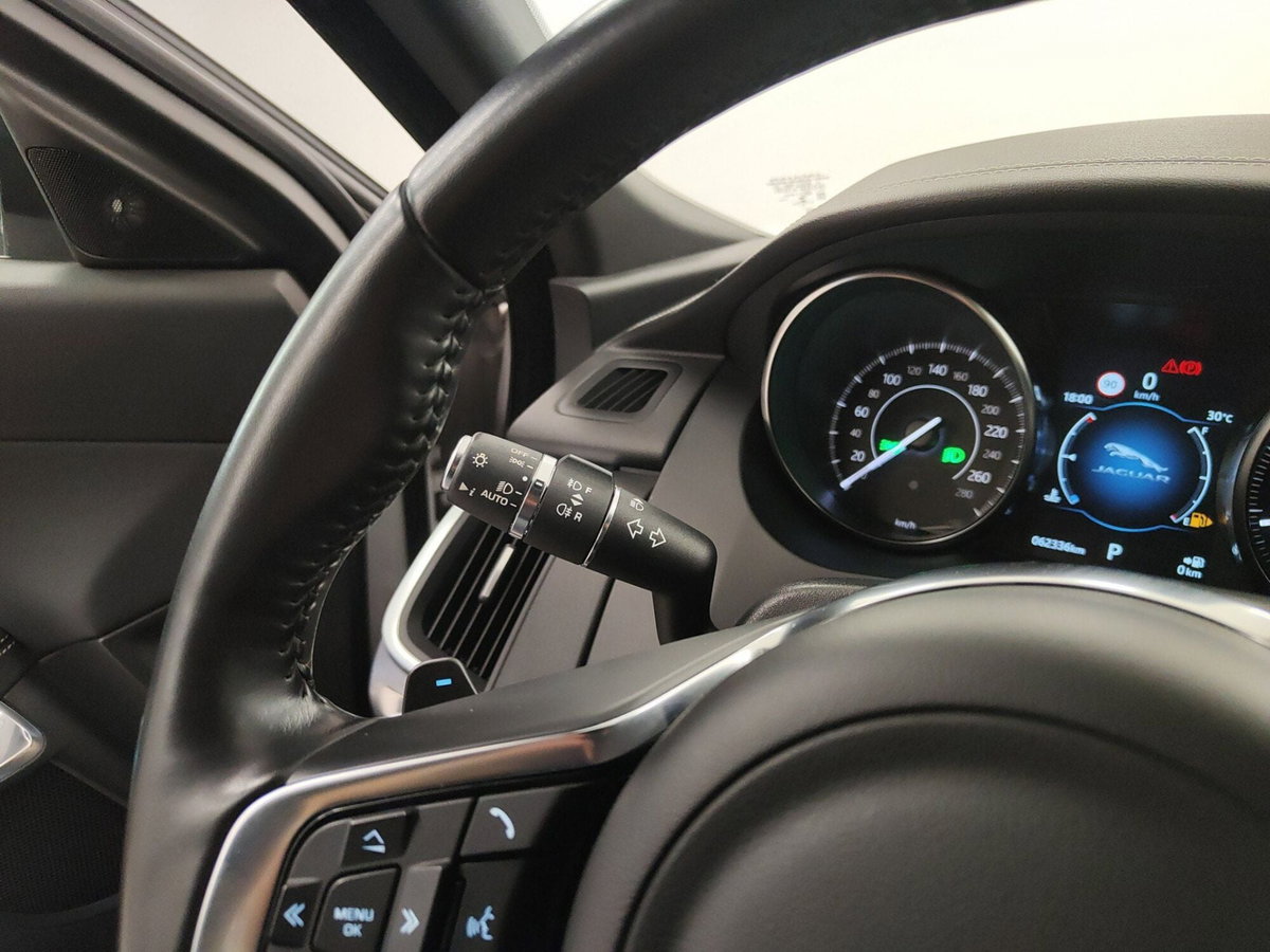 Jaguar E-Pace 2.0 AWD aut. R-Dynamic (17)