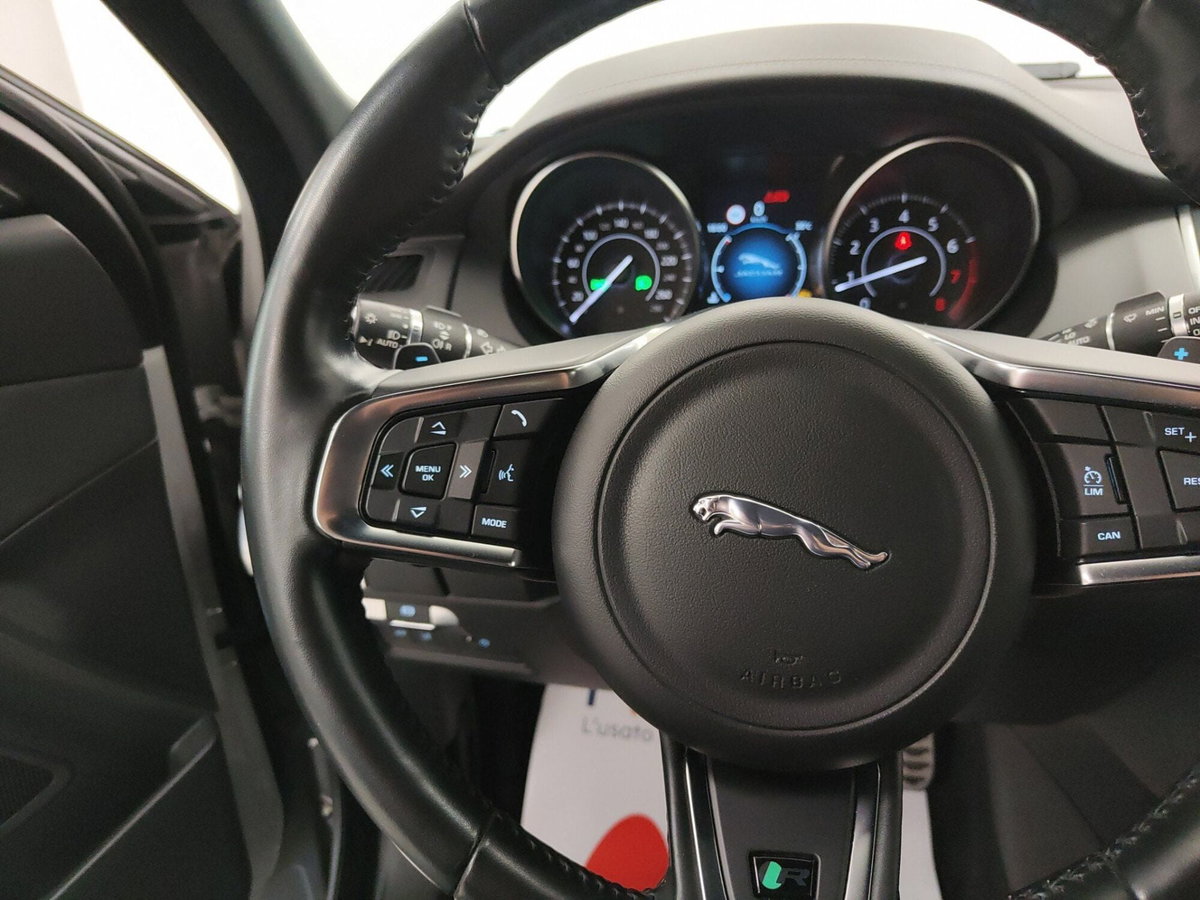 Jaguar E-Pace 2.0 AWD aut. R-Dynamic (18)