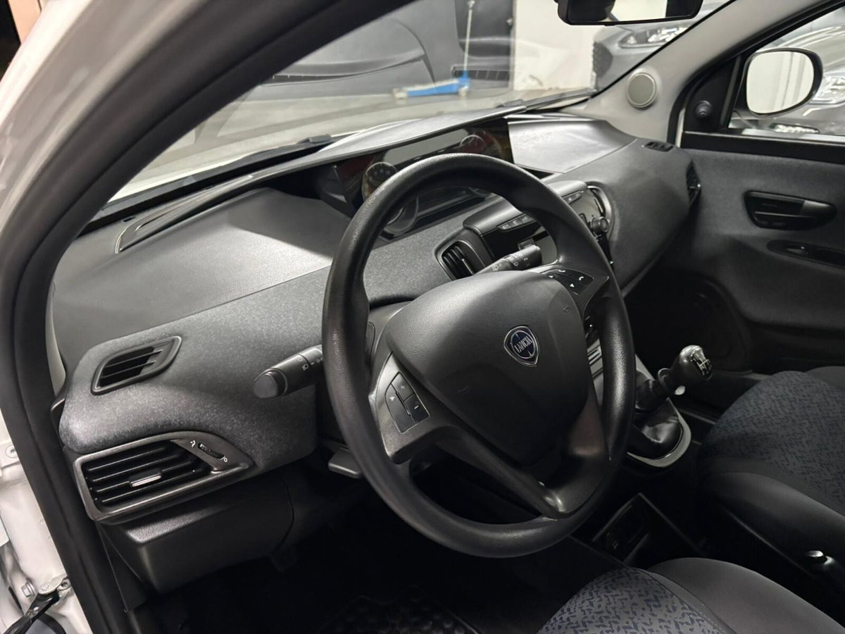 Lancia Ypsilon 1.0 FireFly 5 porte S&S Hybrid Silver Plus (11)