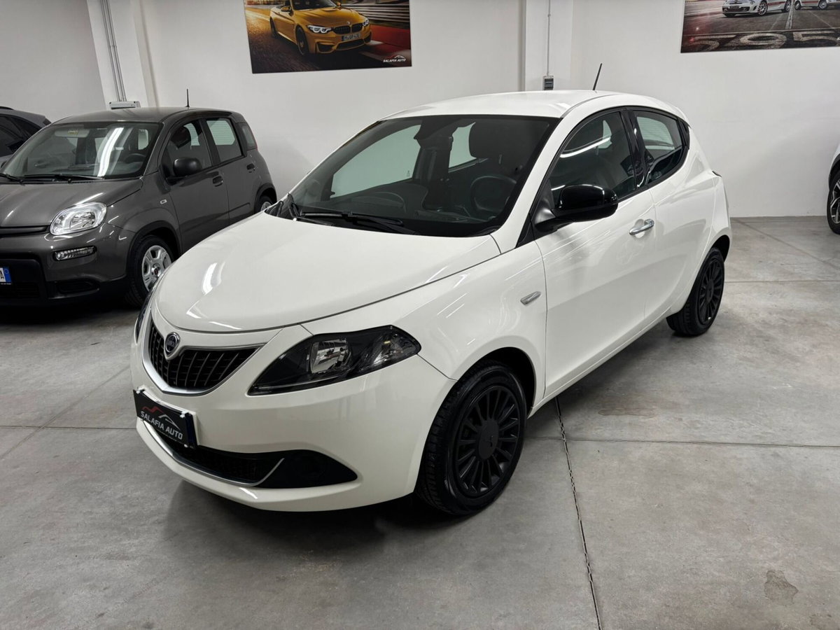 Lancia Ypsilon 1.0 FireFly 5 porte S&S Hybrid Silver Plus (2)