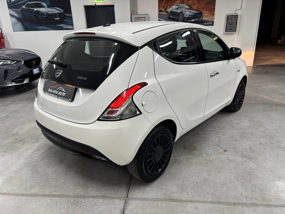 Lancia Ypsilon 1.0 FireFly 5 porte S&S Hybrid Silver Plus (3)