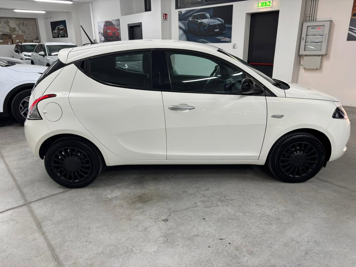 Lancia Ypsilon 1.0 FireFly 5 porte S&S Hybrid Silver Plus (5)