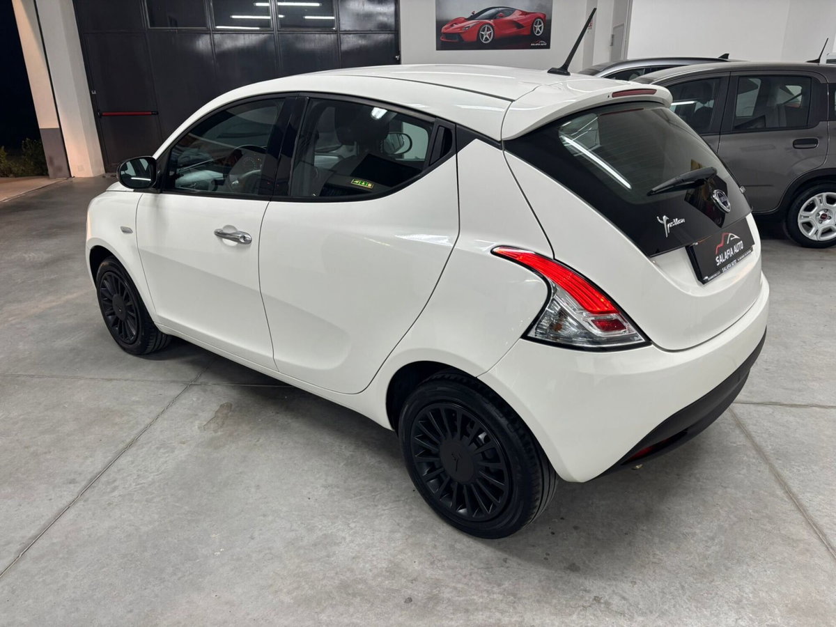 Lancia Ypsilon 1.0 FireFly 5 porte S&S Hybrid Silver Plus (7)