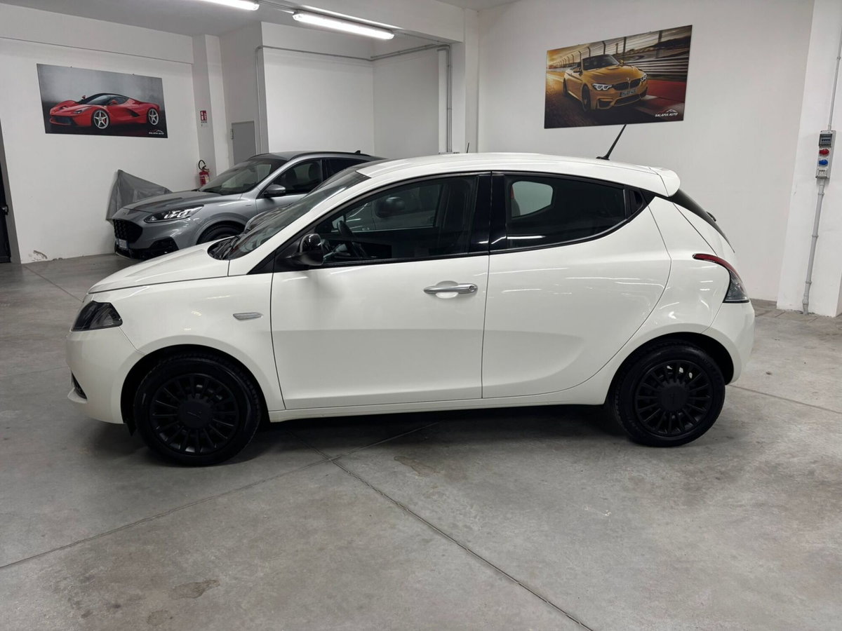 Lancia Ypsilon 1.0 FireFly 5 porte S&S Hybrid Silver Plus (8)