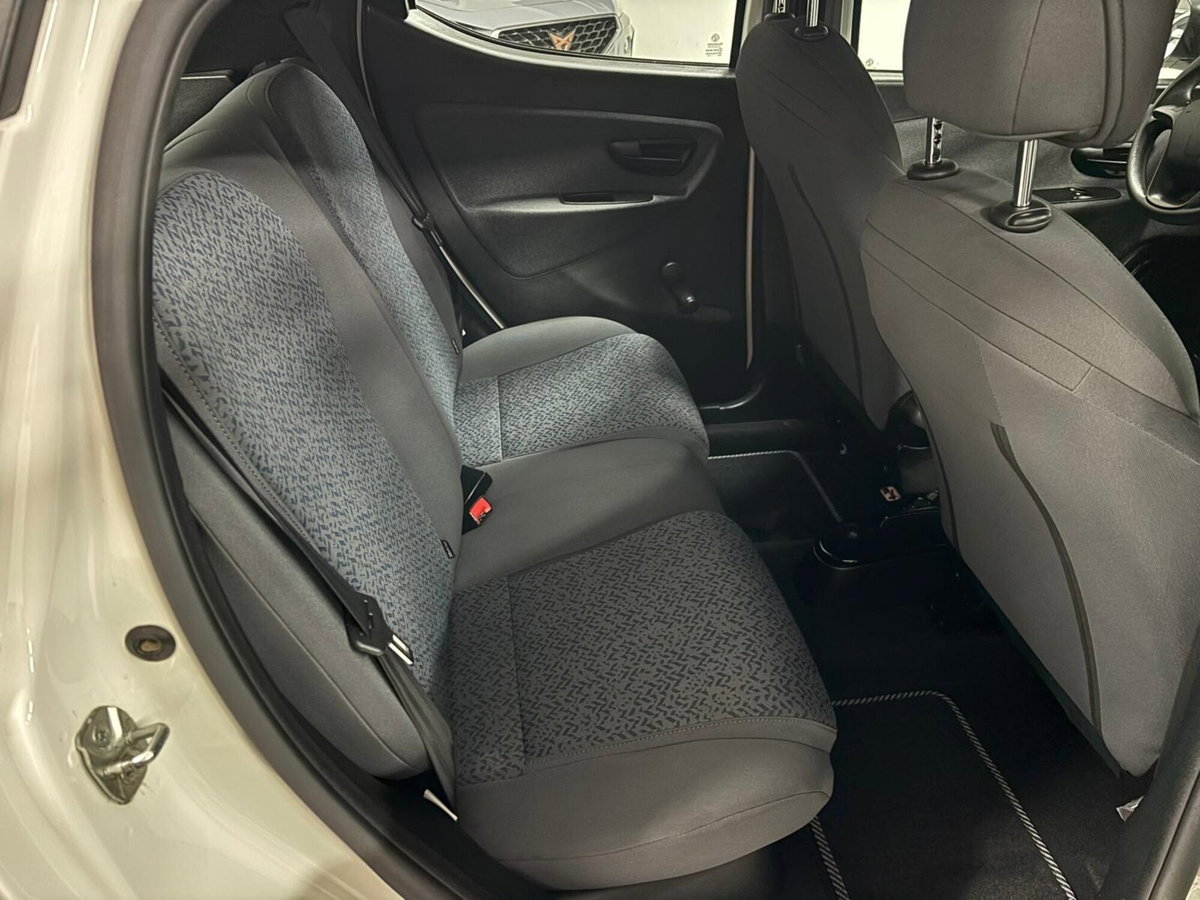Lancia Ypsilon 1.0 FireFly 5 porte S&S Hybrid Silver Plus (9)