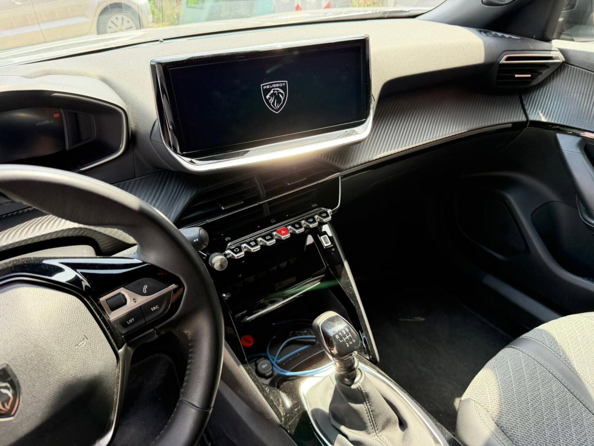 Peugeot 2008 1.2 turbo Allure 100cv (9)