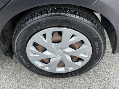 Toyota Yaris 1.0 72 CV 5 porte Lounge (13)