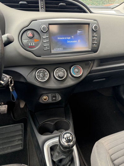 Toyota Yaris 1.0 72 CV 5 porte Lounge (9)