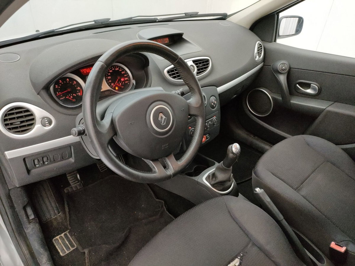 Renault Clio 1.2 16V 5 porte Dynamique (13)