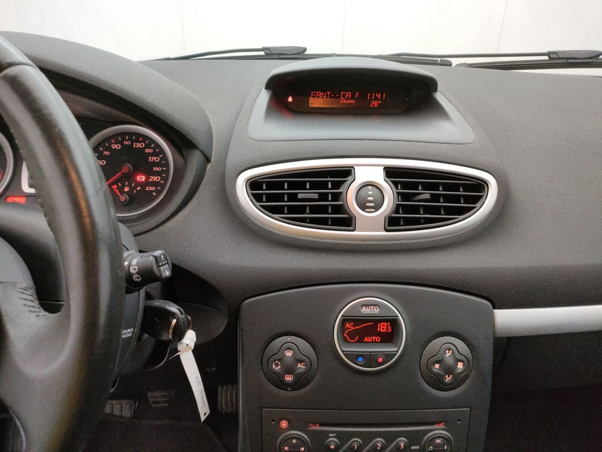 Renault Clio 1.2 16V 5 porte Dynamique (16)