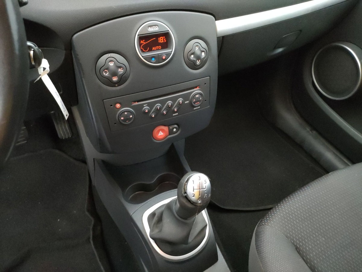Renault Clio 1.2 16V 5 porte Dynamique (17)
