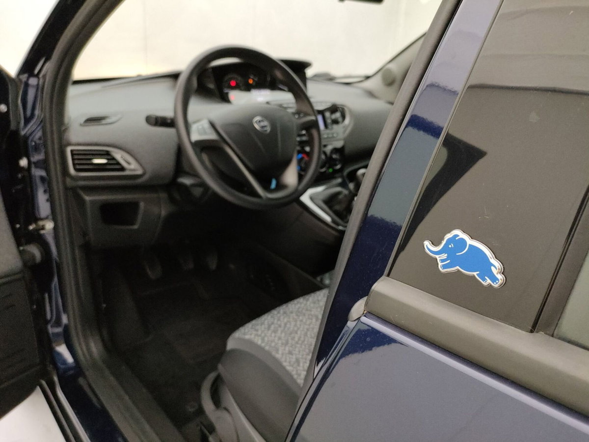 Lancia Ypsilon 1.2 69 CV 5 porte Elefantino Blu (15)