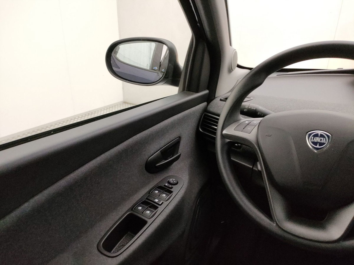 Lancia Ypsilon 1.2 69 CV 5 porte Elefantino Blu (16)