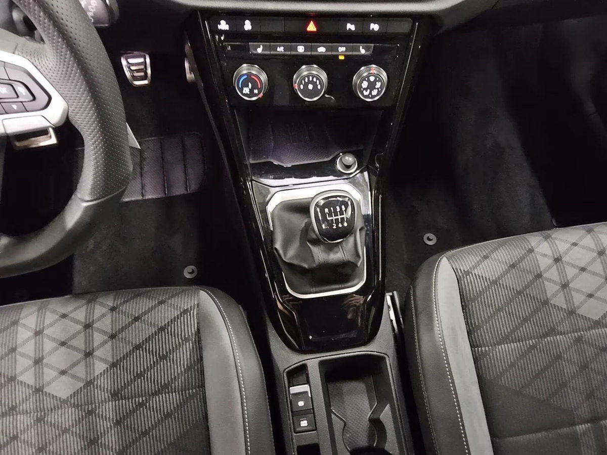 Volkswagen T-Roc 1.0 tsi R-Line 115cv (10)