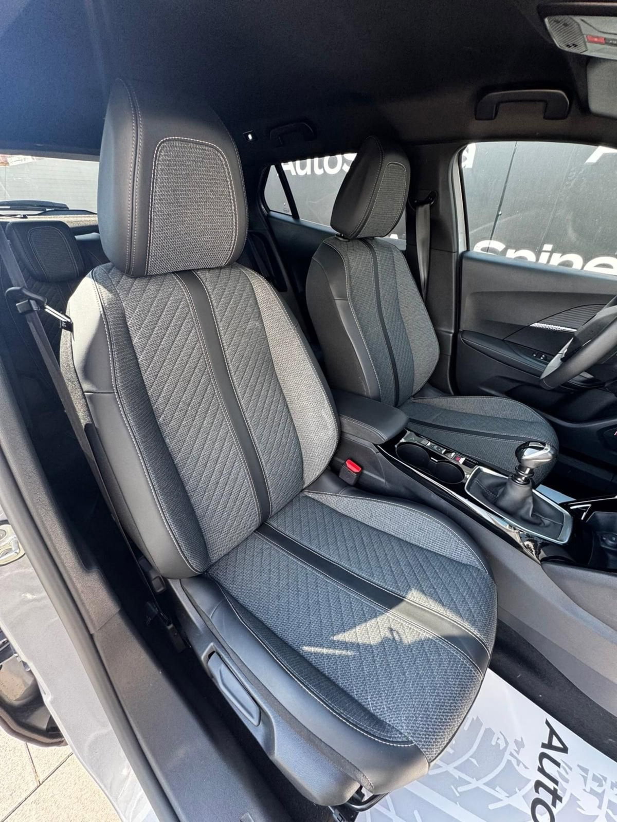 Peugeot 2008 1.2 turbo Allure 100cv (13)
