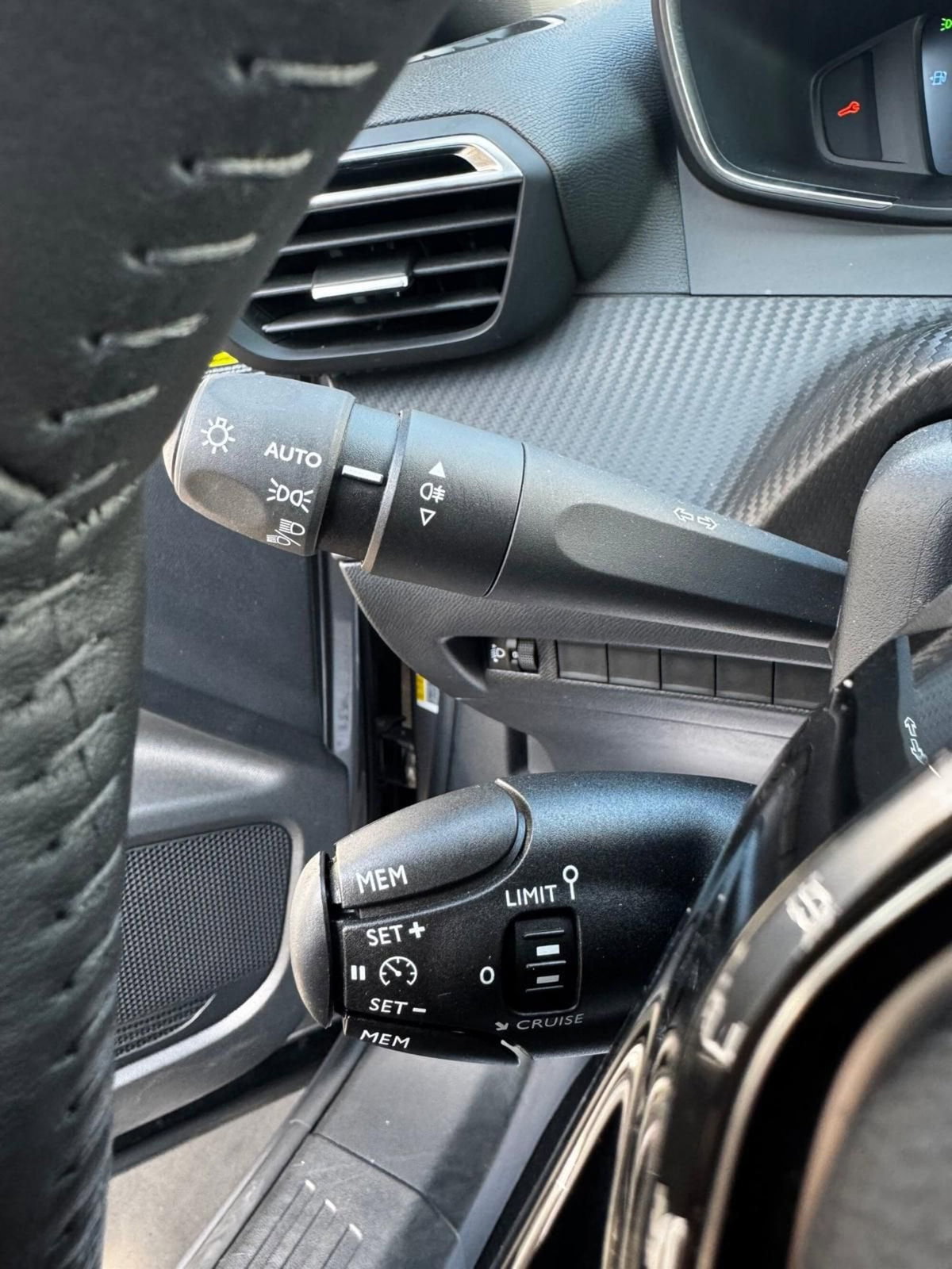 Peugeot 2008 1.2 turbo Allure 100cv (14)