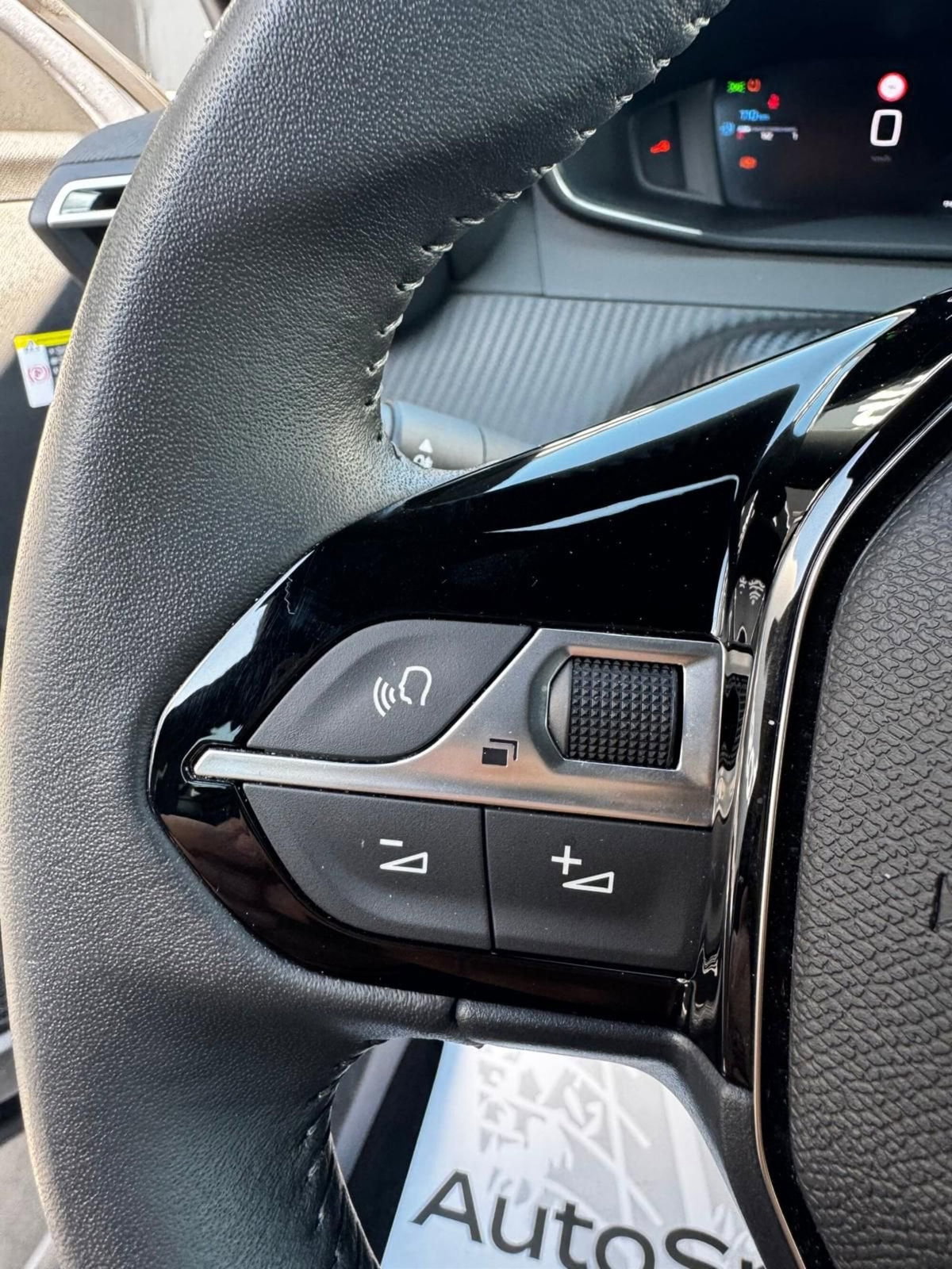 Peugeot 2008 1.2 turbo Allure 100cv (17)