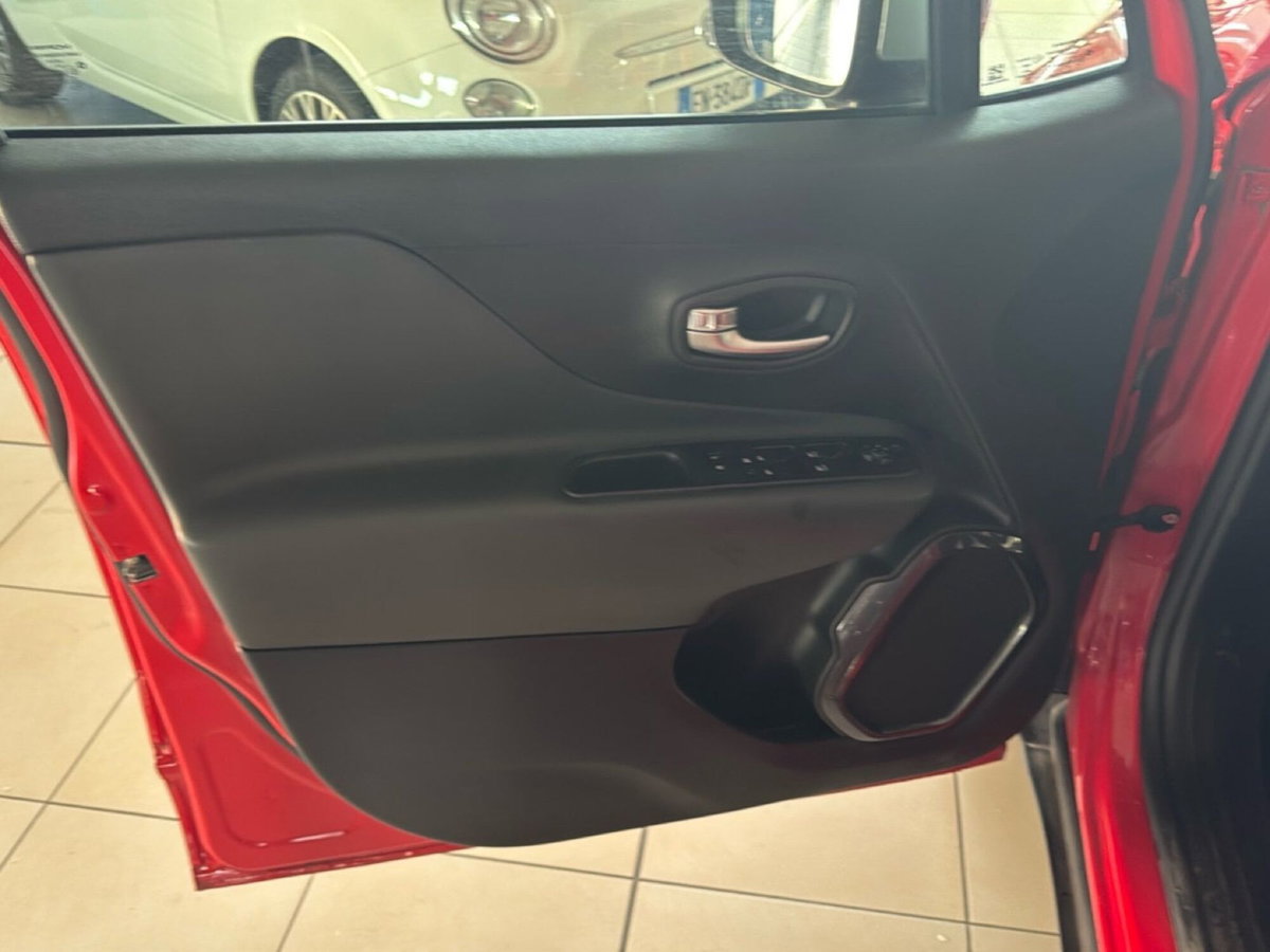 Jeep Renegade 1.3 T4 190CV PHEV 4xe AT6 Limited (15)