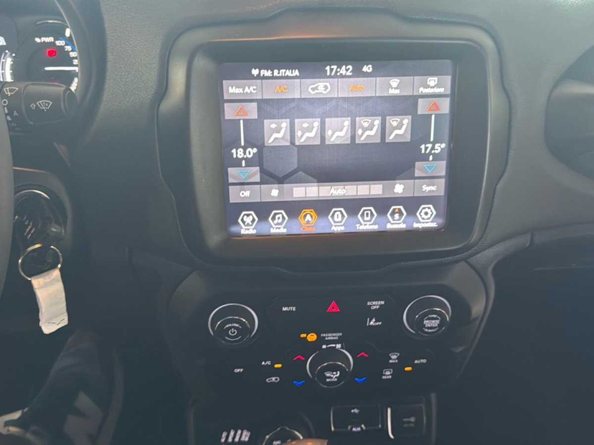 Jeep Renegade 1.3 T4 190CV PHEV 4xe AT6 Limited (20)