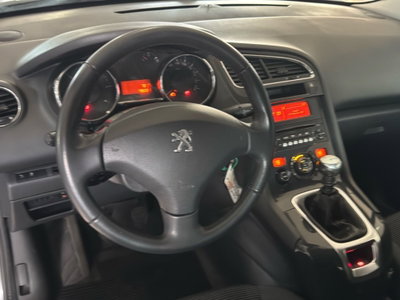 Peugeot 5008 1.6 HDi 115CV Allure (16)