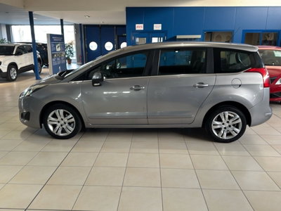 Peugeot 5008 1.6 HDi 115CV Allure (2)