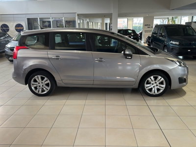 Peugeot 5008 1.6 HDi 115CV Allure (6)