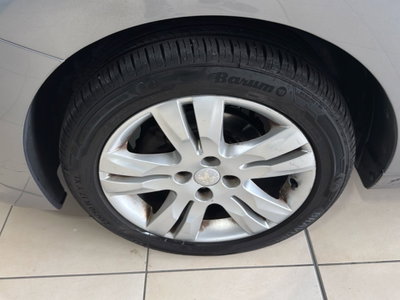 Peugeot 5008 1.6 HDi 115CV Allure (9)