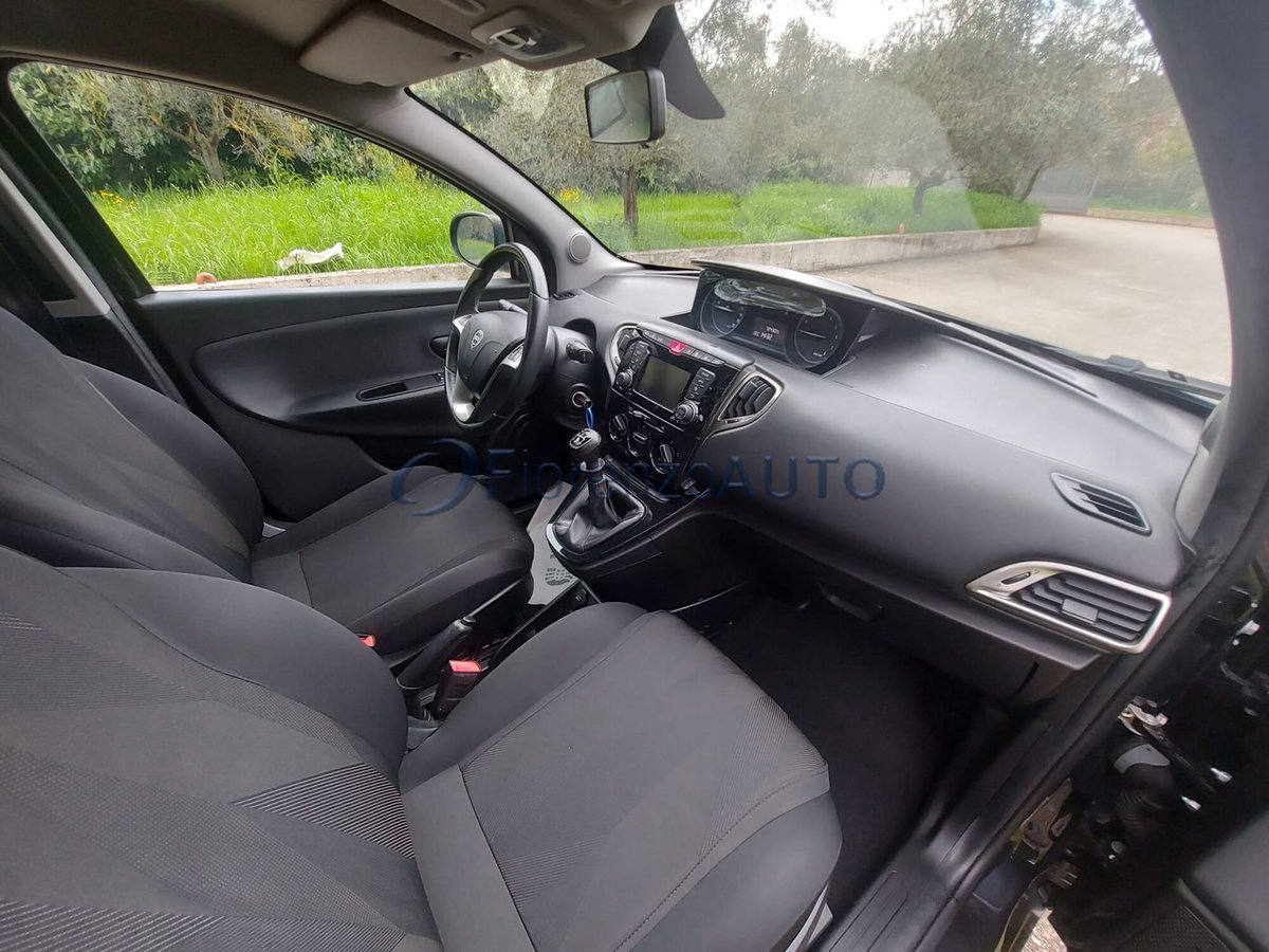 Lancia Ypsilon 1.2 69 CV 5 porte Gold (11)