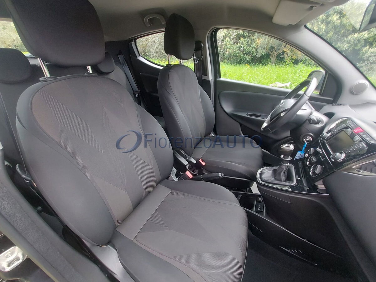 Lancia Ypsilon 1.2 69 CV 5 porte Gold (12)