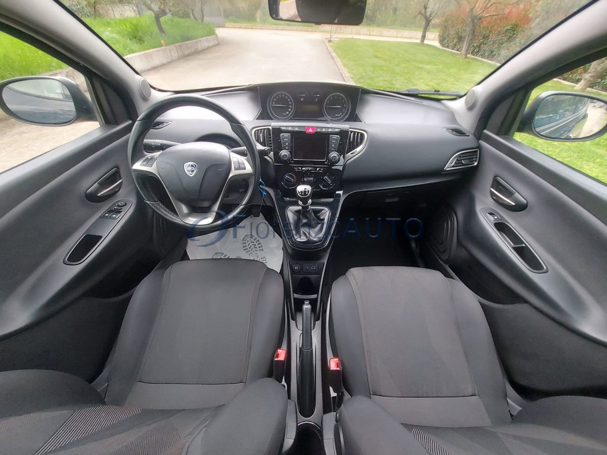 Lancia Ypsilon 1.2 69 CV 5 porte Gold (13)