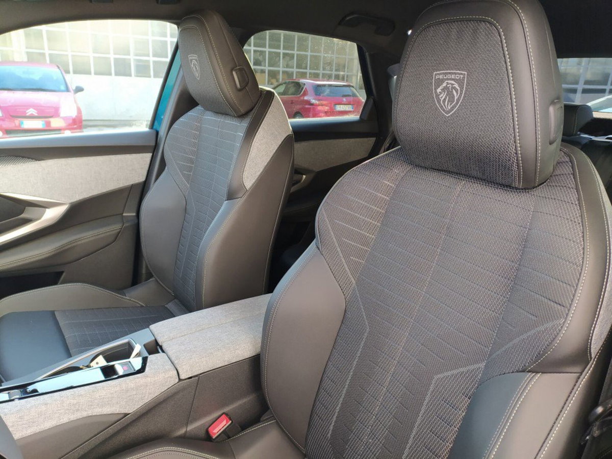 Peugeot 3008 1.2 hybrid GT Exclusive 145cv e-dcs6 (18)
