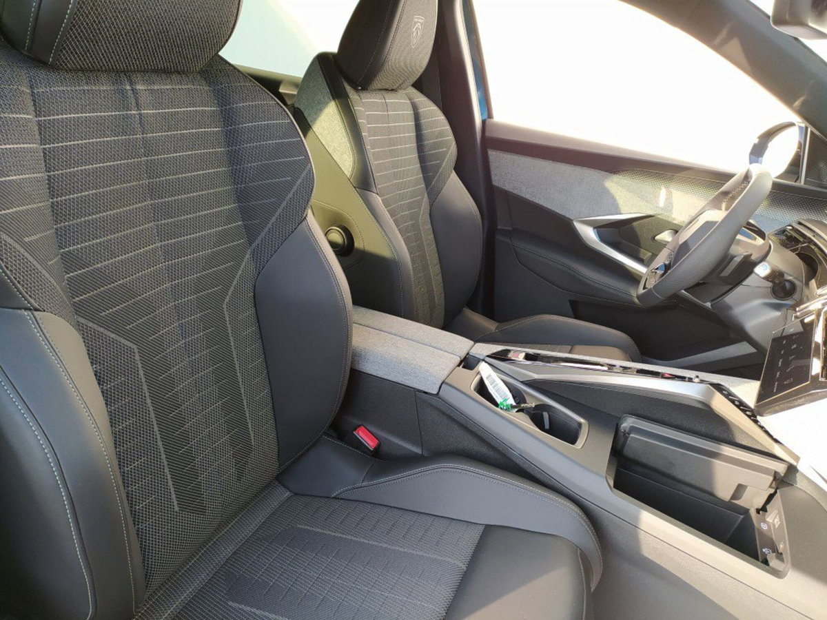 Peugeot 3008 1.2 hybrid GT Exclusive 145cv e-dcs6 (9)