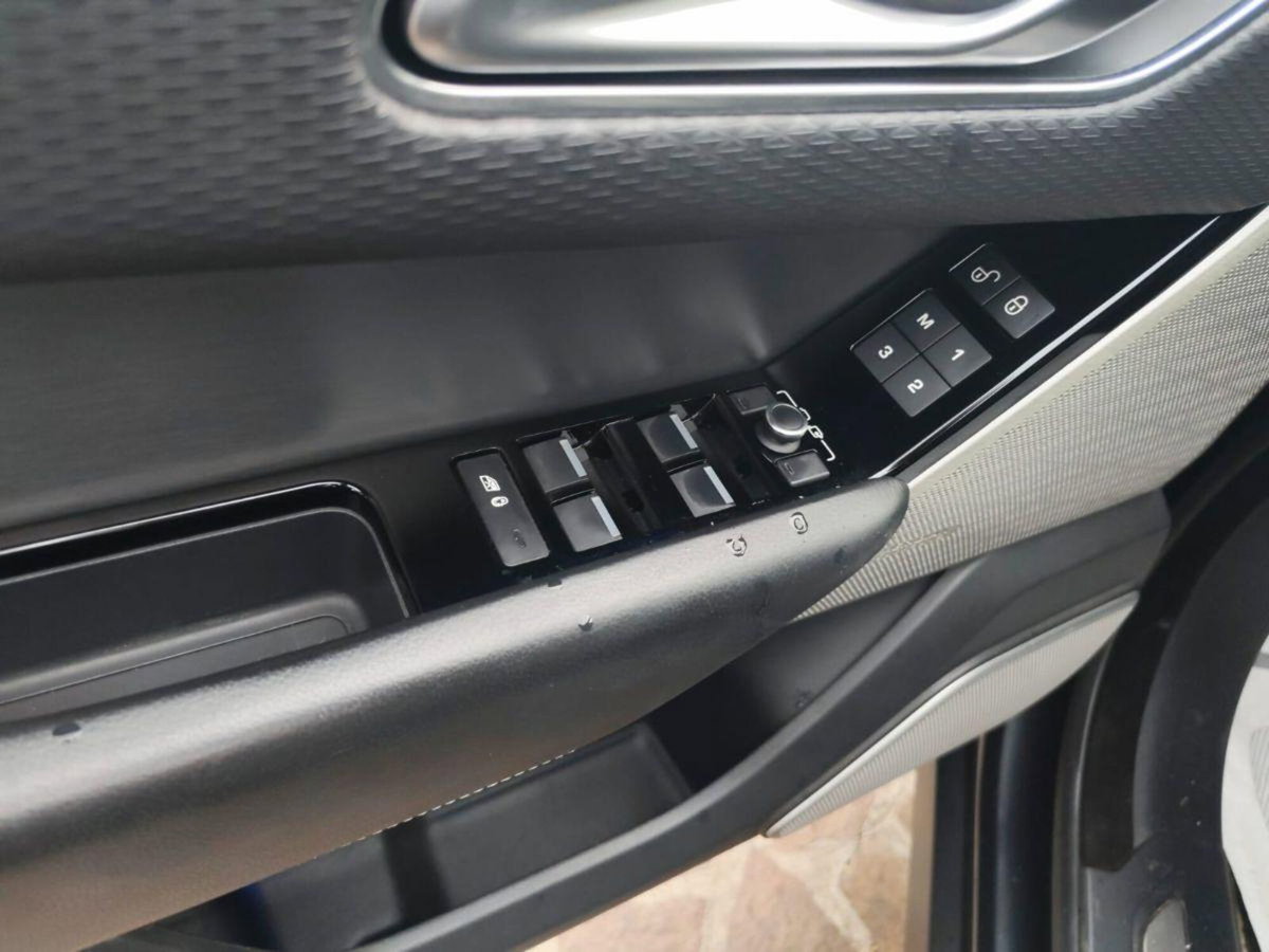Land Rover Range Rover Velar 2.0D I4 240 CV HSE (9)