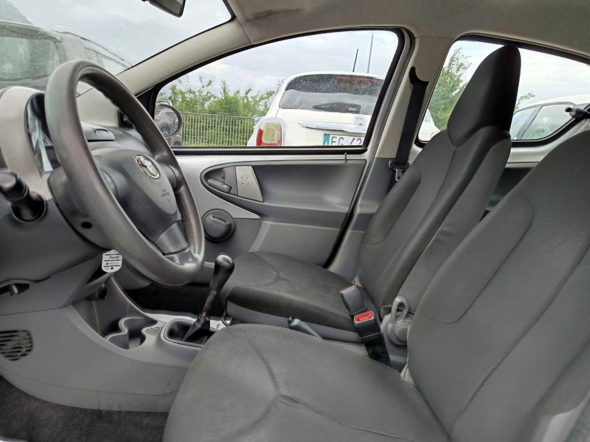 Toyota Aygo 1.0 12V VVT-i 5 porte Deep Ocean Connect (11)