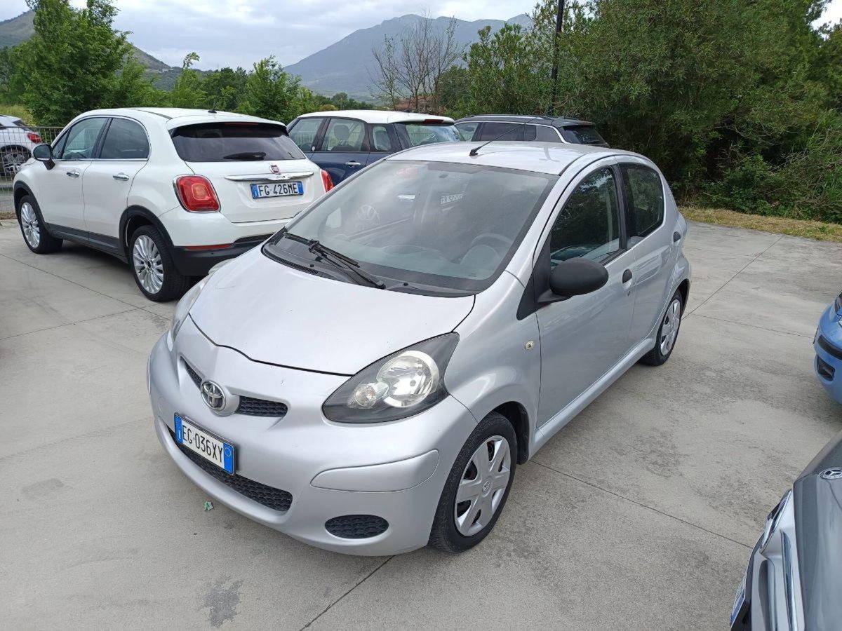Toyota Aygo 1.0 12V VVT-i 5 porte Deep Ocean Connect (2)