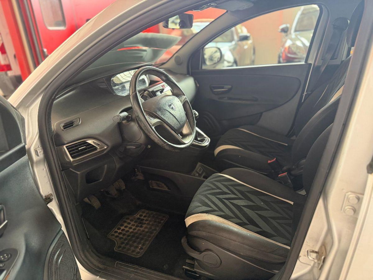 Lancia Ypsilon 1.2 69 CV 5 porte Platinum (4)