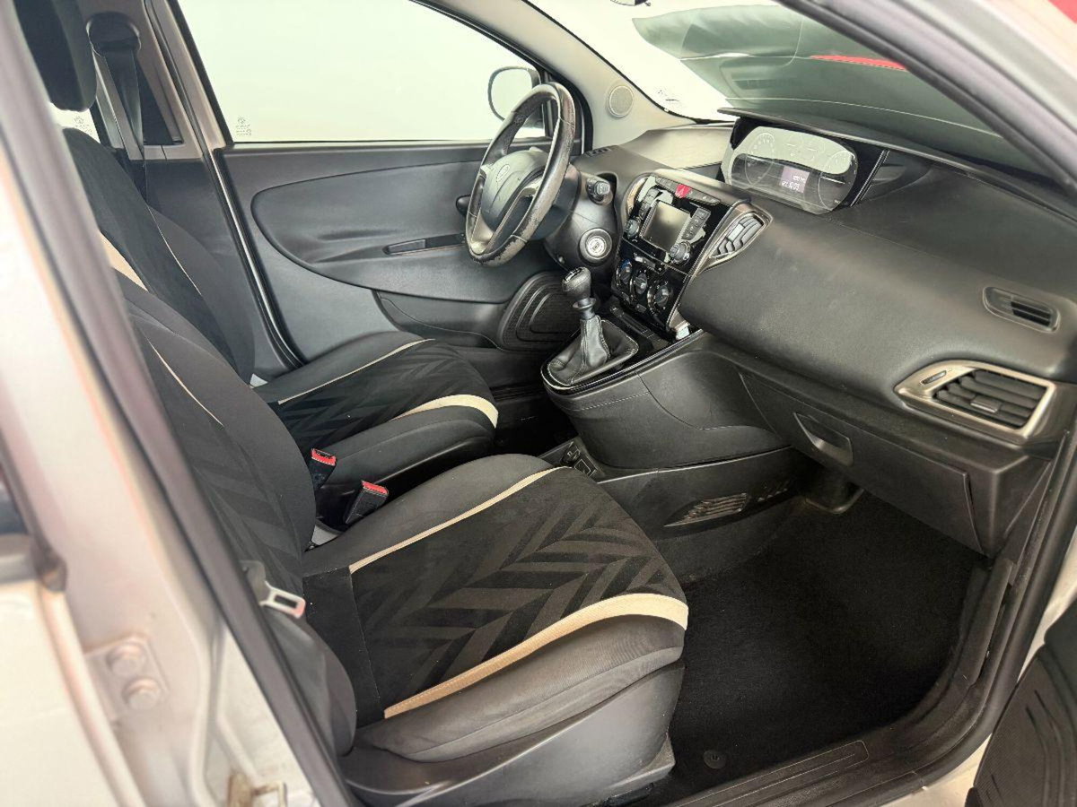 Lancia Ypsilon 1.2 69 CV 5 porte Platinum (5)