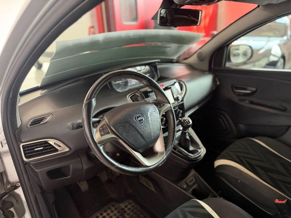 Lancia Ypsilon 1.2 69 CV 5 porte Platinum (6)
