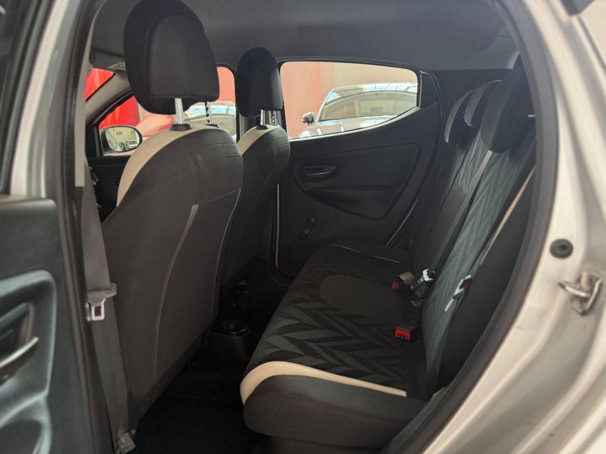 Lancia Ypsilon 1.2 69 CV 5 porte Platinum (7)