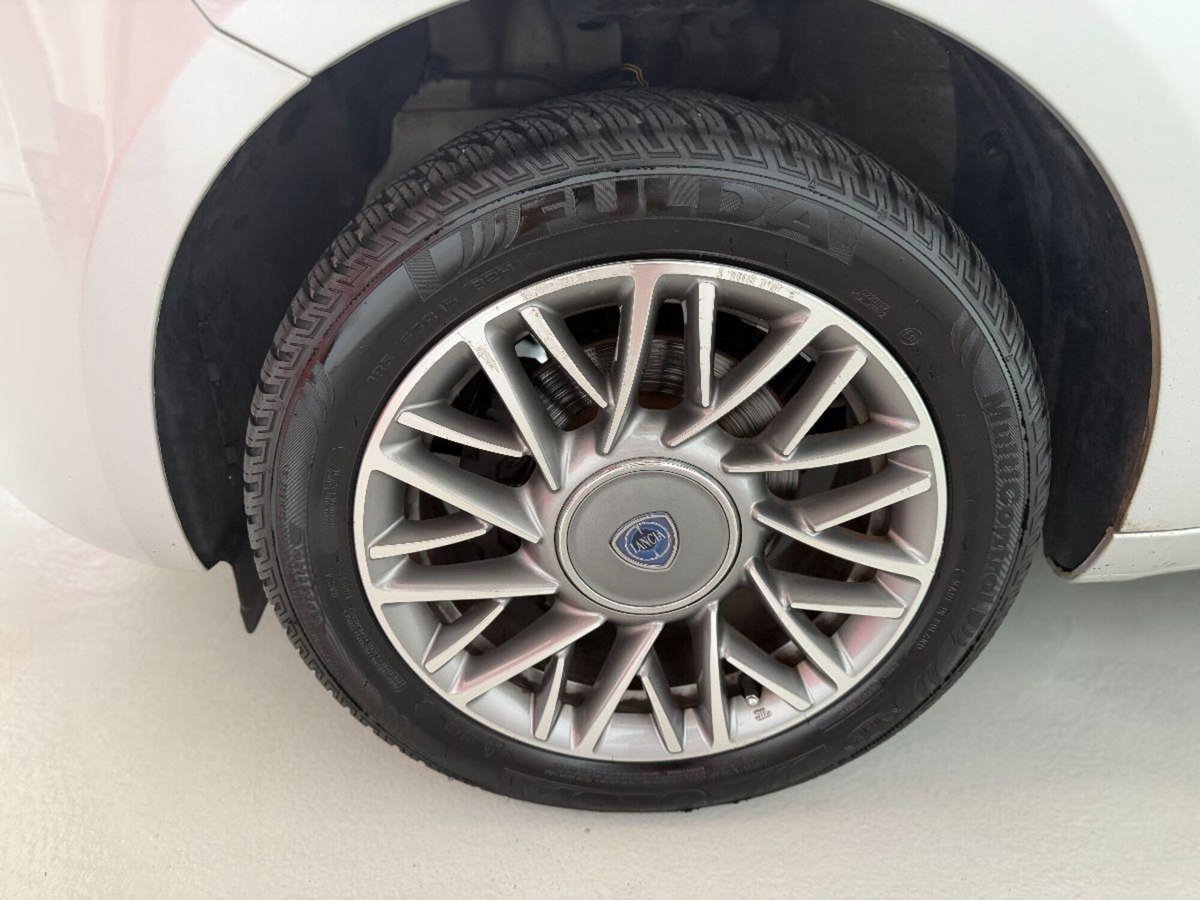 Lancia Ypsilon 1.2 69 CV 5 porte Platinum (9)