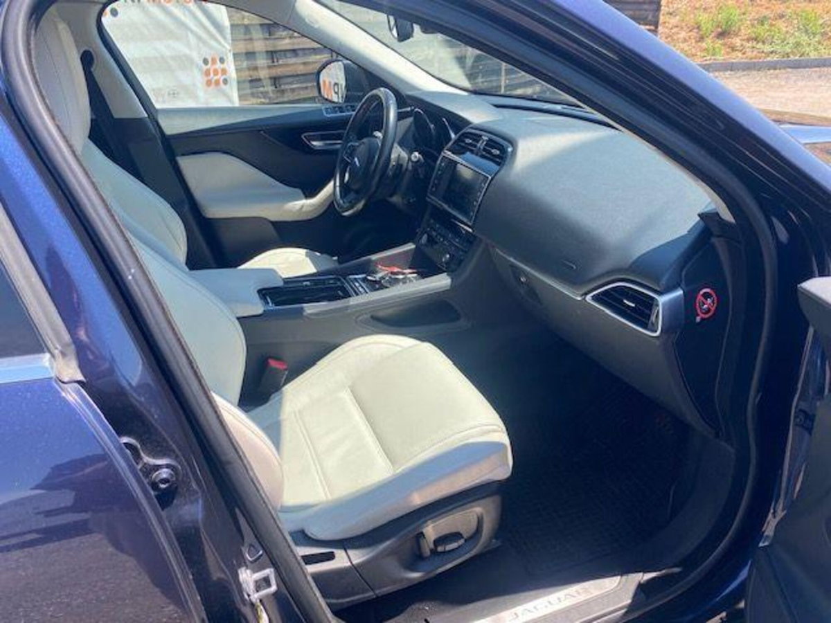 Jaguar F-Pace 2.0 D 180 CV AWD Prestige (10)