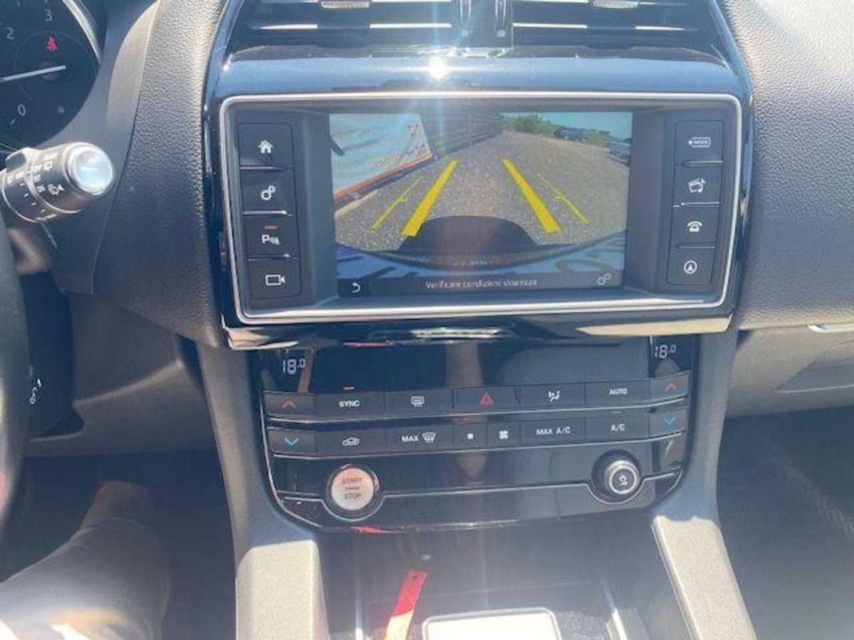 Jaguar F-Pace 2.0 D 180 CV AWD Prestige (6)