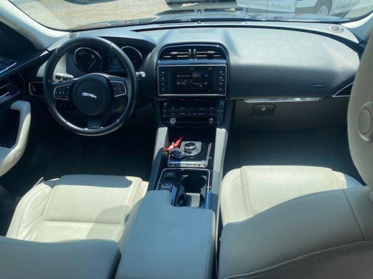 Jaguar F-Pace 2.0 D 180 CV AWD Prestige (8)