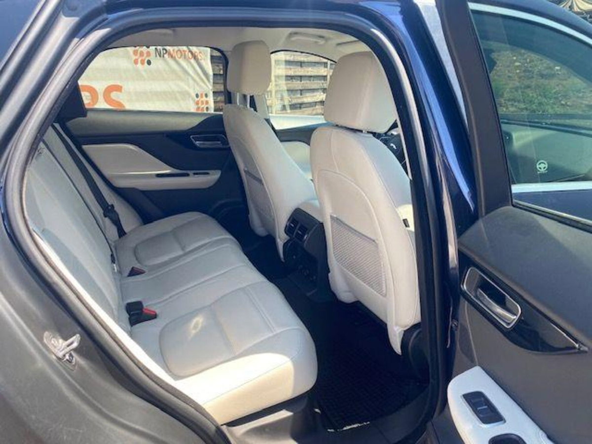 Jaguar F-Pace 2.0 D 180 CV AWD Prestige (9)